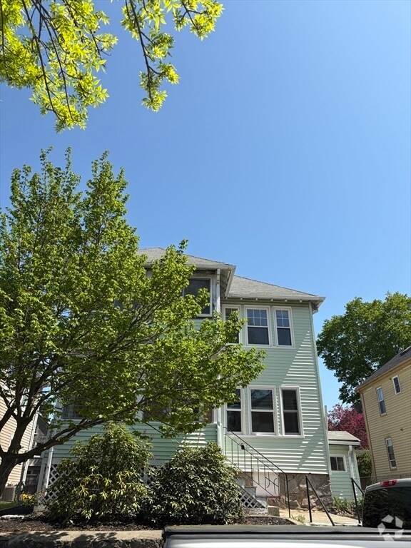 Building Photo - 27 Knoll St