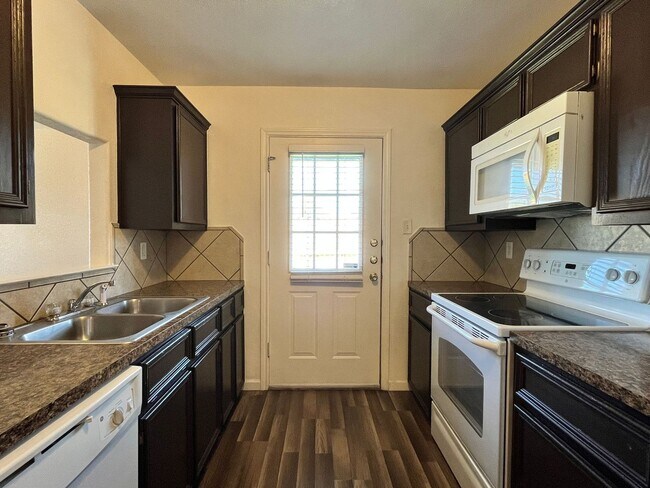 Building Photo - 909 Yi Dr