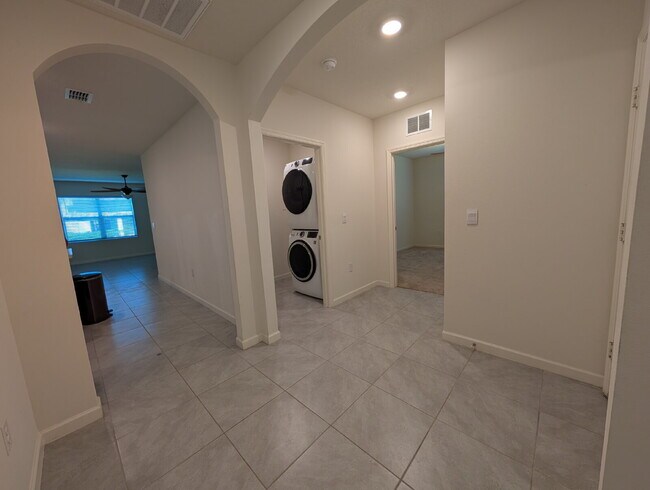 Foto del edificio - Modern 4-Bedroom Home with Large Backyard ...