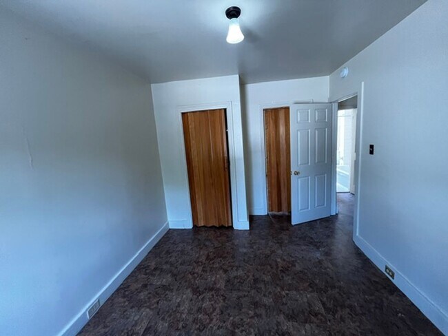 Building Photo - 4 Bedroom 1.5 Baths