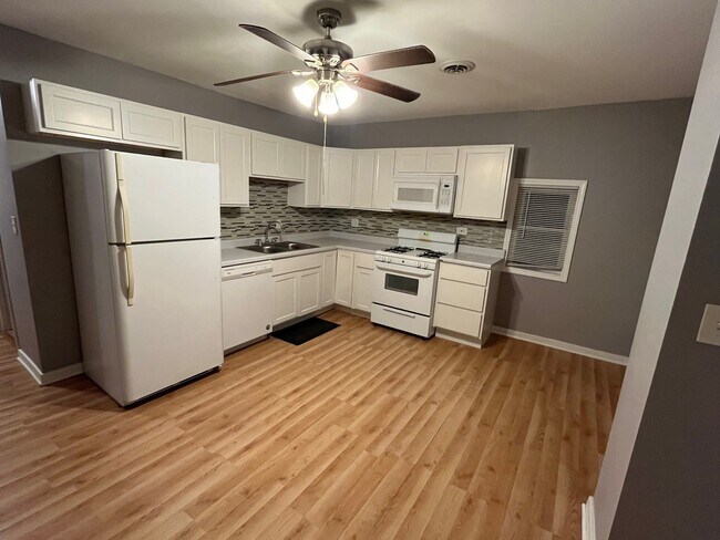 Foto del edificio - 1042 W Goodenow Rd