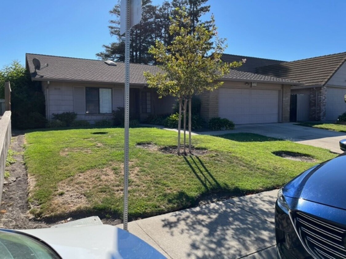 Building Photo - 4040 Five Mile Dr
