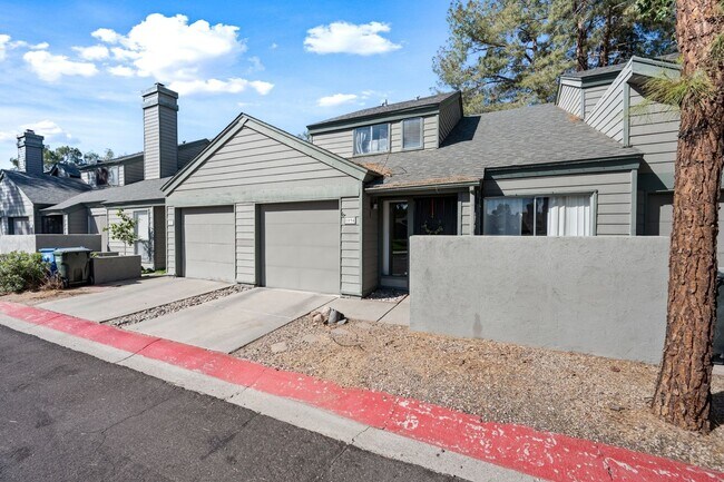 Building Photo - Spacious 3BR Townhouse in Glendale