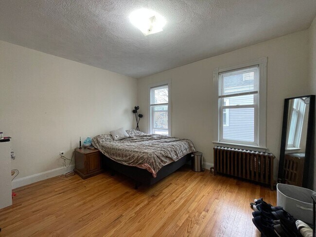 Building Photo - 4 Bedroom