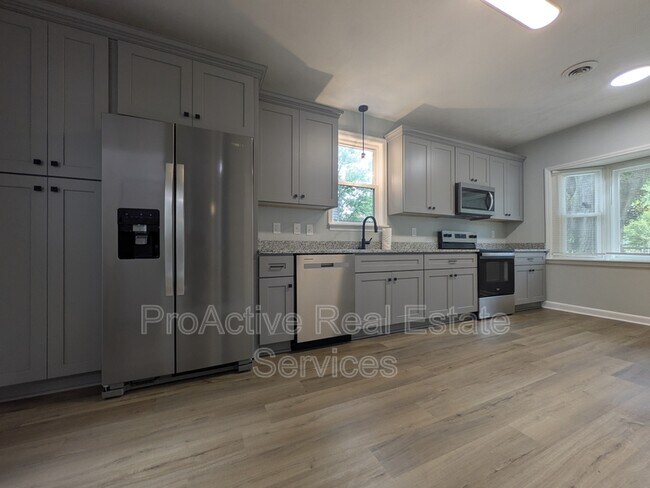 Building Photo - 1036 Ivaloo St