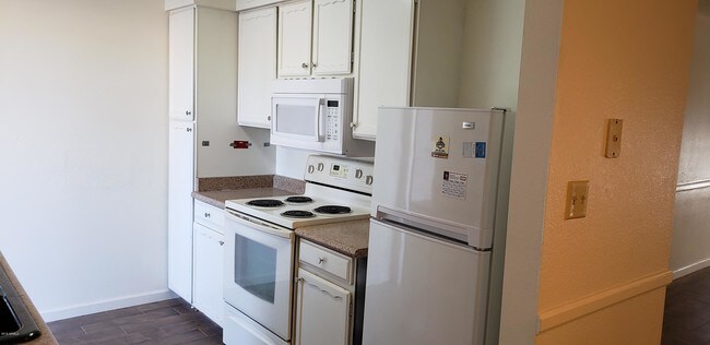 Building Photo - 2015 E Southern Ave