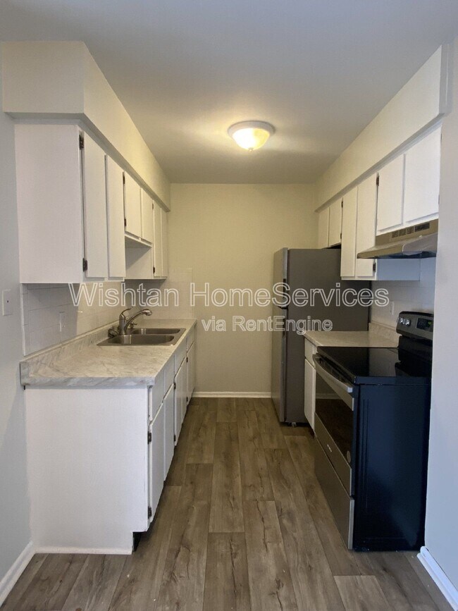 Foto del edificio - 204 Charleston Blvd