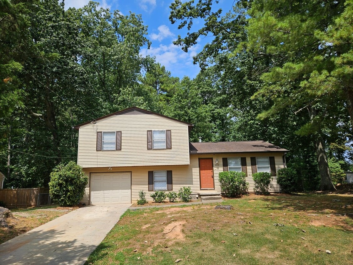 Foto principal - Rare 3 bed 2 bath home located in Kennesaw