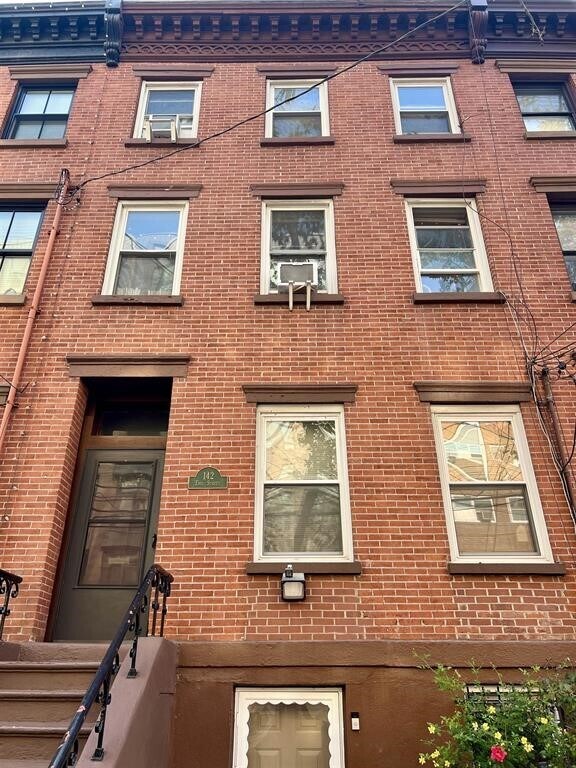 Building Photo - 142 Erie St