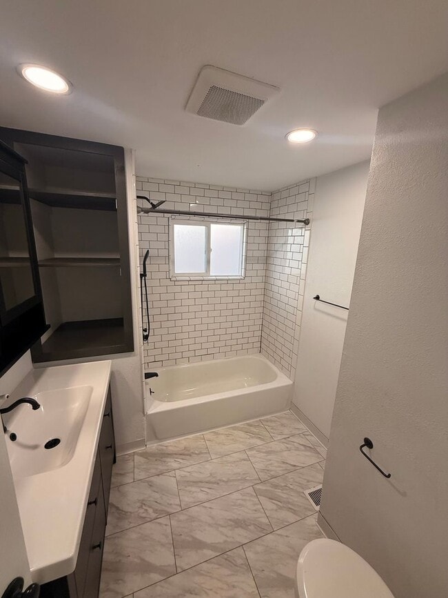 Foto del edificio - Charming  2 Bed 1 Bath Close to downtown and 1.9 miles to Sky Lakes Medical Center and Oregon Tech