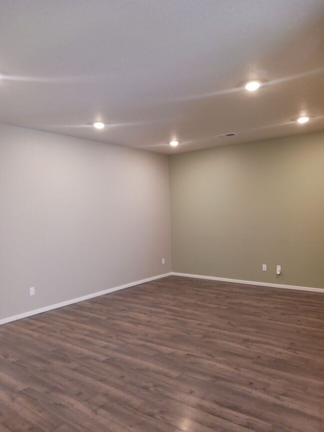 Foto del edificio - HALF OFF Octobers MONTH'S RENT Beautiful 2...