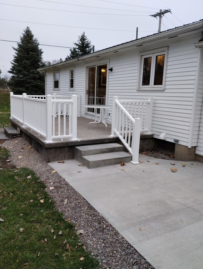 Patio trasero con escaleras que conducen a un patio inferior. - 8306 Park Rd