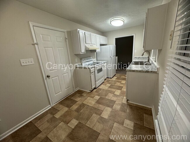 Foto del edificio - Charming 3-Bedroom Home for Rent in Lake R...