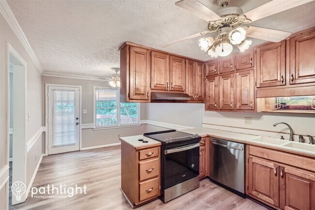 Building Photo - 2910 Camary Pl Dr SE