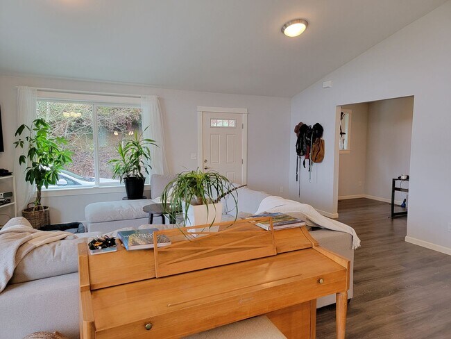 Foto del edificio - 3 Bed 2 Bath Rambler w/Garage on shy 5 acres