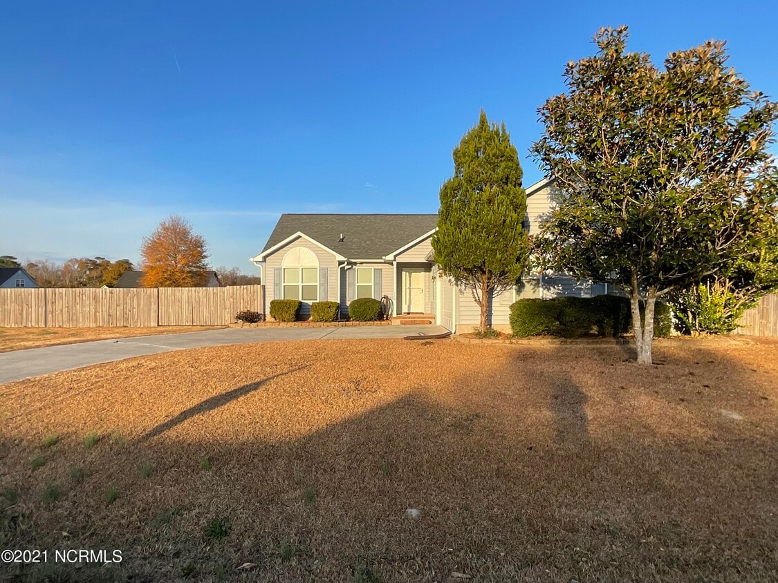 110 Forest Bluff Dr, Jacksonville, NC 28540 House Rental in