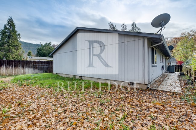 Building Photo - 3 Bedroom / 3 Bath Home Available in the Heart of Shady Cove!