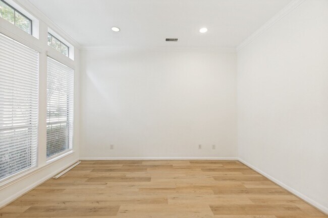 Foto del edificio - 9318 Rainbluff Ln