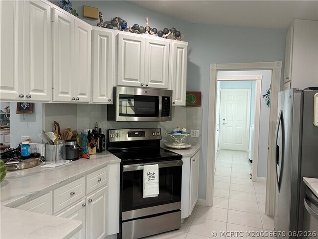 Building Photo - 9097 SE Retreat Dr