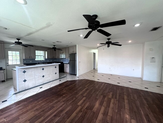 Foto del edificio - Spacious 4-Bedroom + Den Home with Modern Kitchen & Large Yard – Lehigh Acres