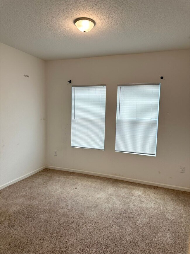 Building Photo - Private Back Yard! - 3 Bedroom 2 Bathroom ...
