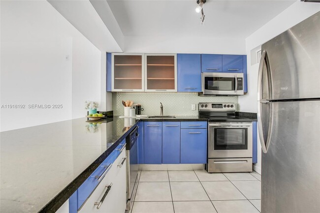 Foto del edificio - 650 NE 64th St