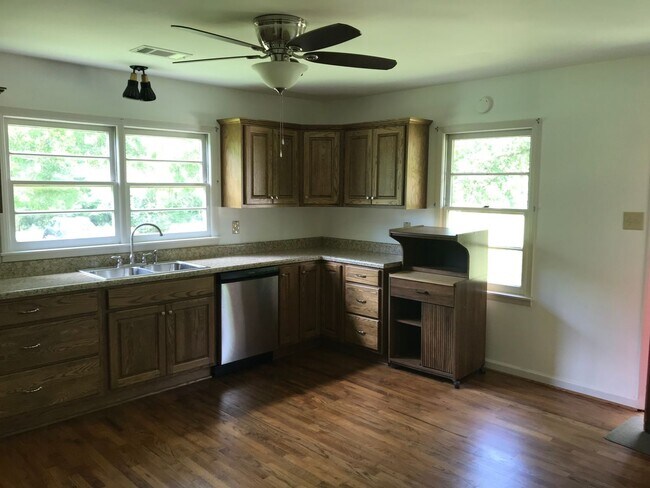 Building Photo - Home on acreage