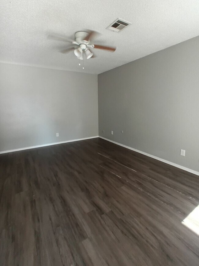 Foto del edificio - Better Than New! W/appliances!
