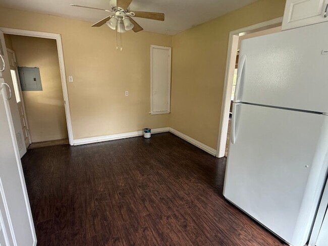 Foto del edificio - DEC RENT FREE FOR A LEASE STARTING BY NOV ...