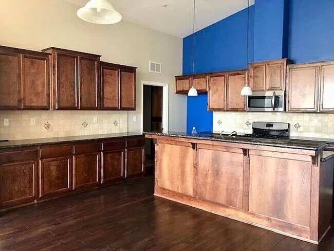 Foto del edificio - 5 bedrooms 2 baths house-SW Bakersfield