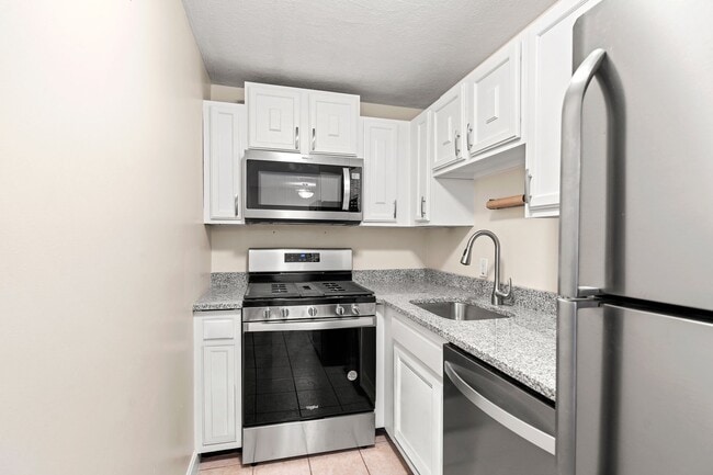 Building Photo - Won't Last |Updated Billerica 1 Bed | Avai...