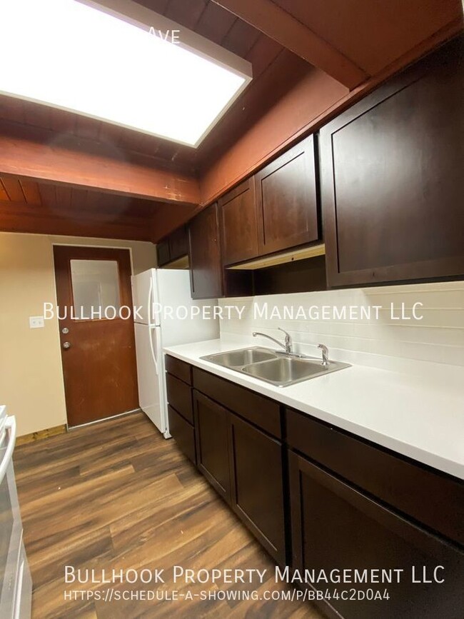 Building Photo - Beautifully updated 2 bed 1-1/2 bath townh...