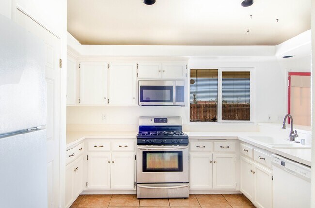 Building Photo - 72548 Sunnyslope Dr