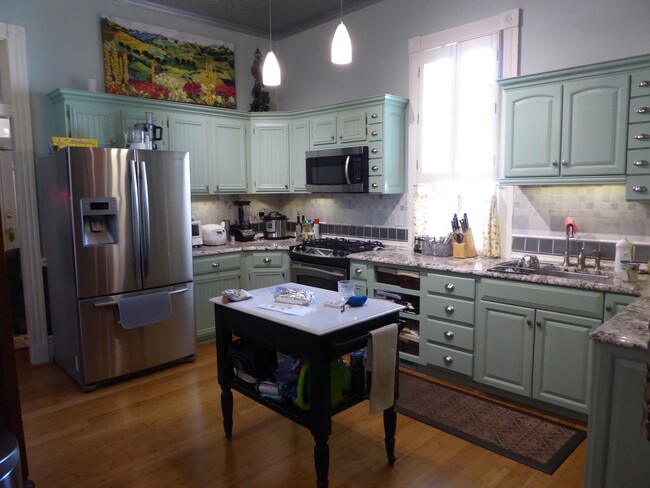 Kitchen - 906 Fatherland St