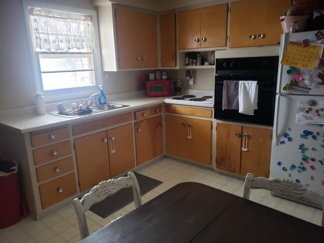 Kitchen - 200 21st Ave NW