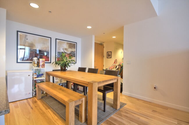 Building Photo - Gorgeous, Large 2 Bedroom Condo with Spect...