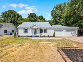 Building Photo - 226 Willow Dr