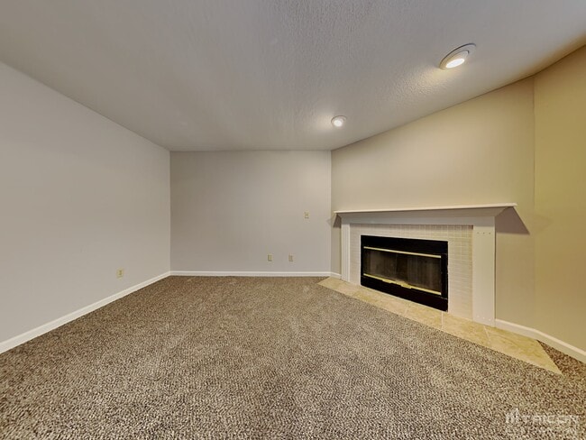 Building Photo - 6103 E Meadow Ridge Rd