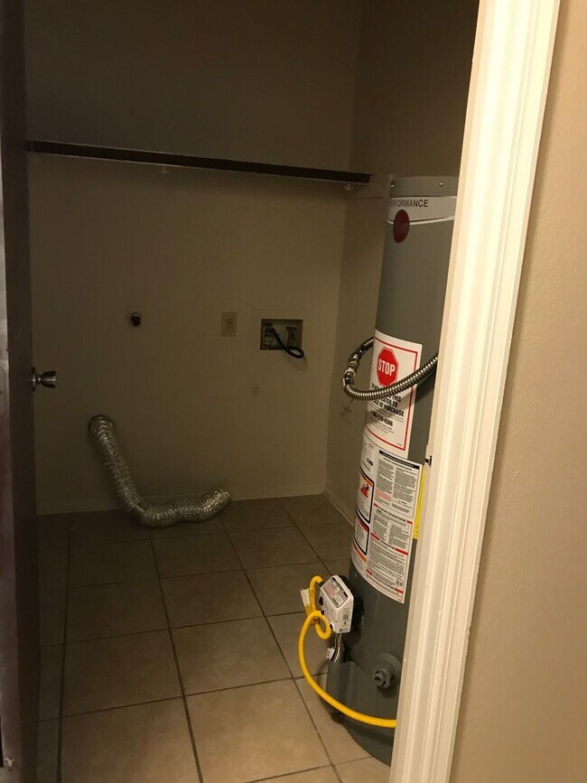 Building Photo - Great renovated apartment