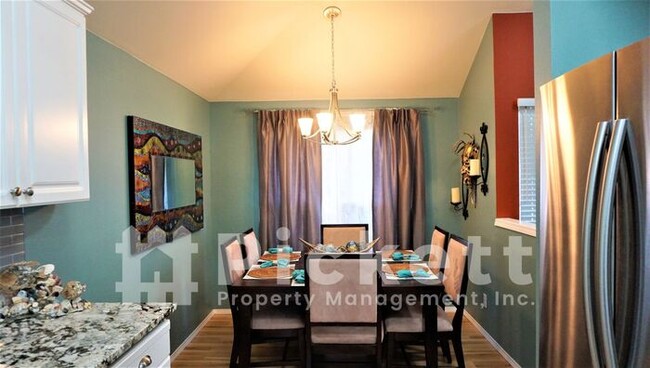 Building Photo - Adorable 2 Bedroom Silverdale Townhome