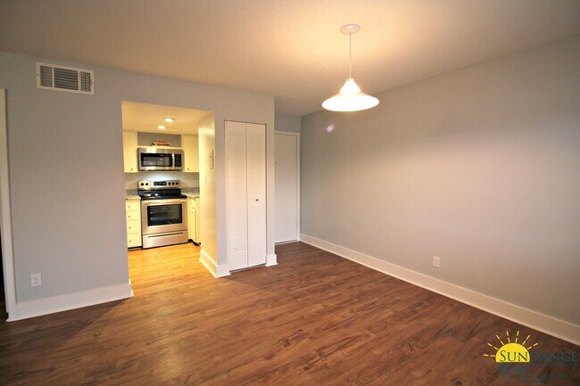 Foto del edificio - Lovely 2 Bedroom Waterfront Condo In Shalimar