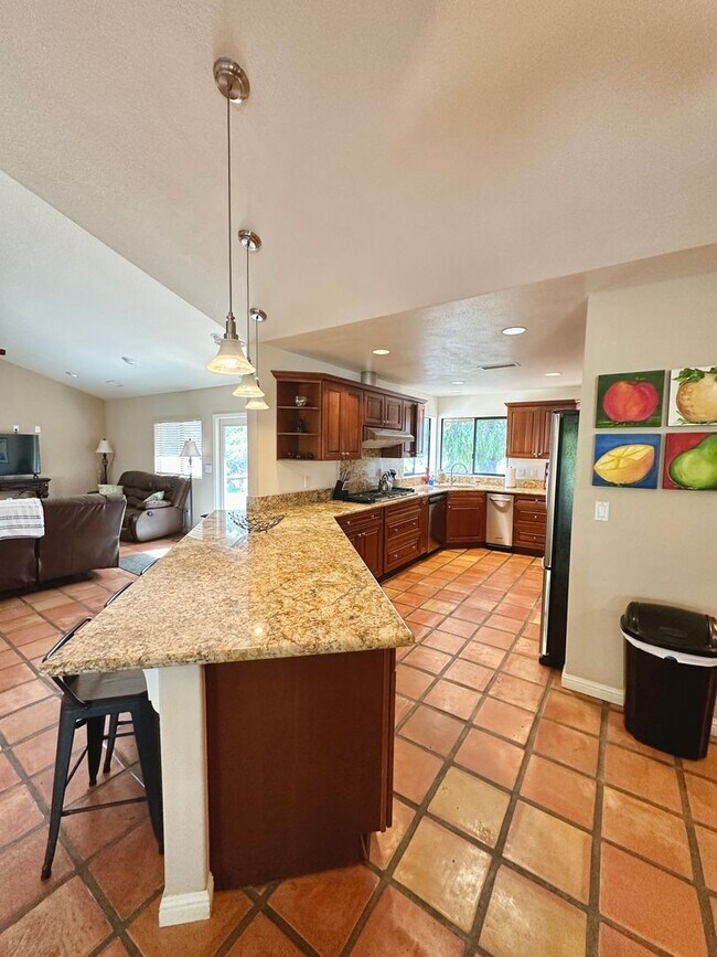 Building Photo - Beautiful 4 Bedroom 3 Bathroom Hilltop Hom...