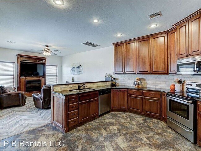 Foto del edificio - 4 br, 3 bath House - 8542 SW Sun Valley Drive