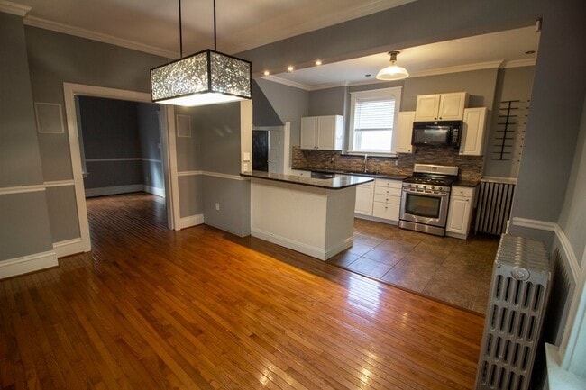 Building Photo - 2 bed/1 bath, Single-family Home! Modern and spacious with off-street parking and a relaxing back...
