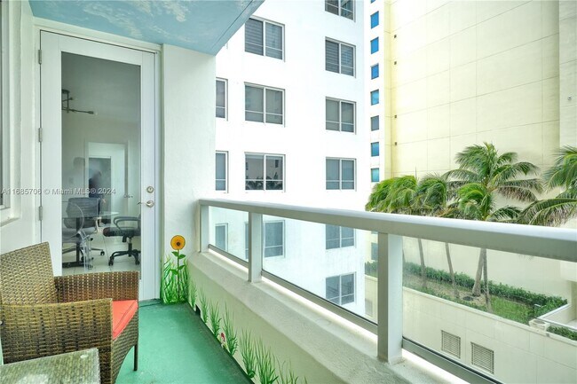 Foto del edificio - 5005 Collins Ave