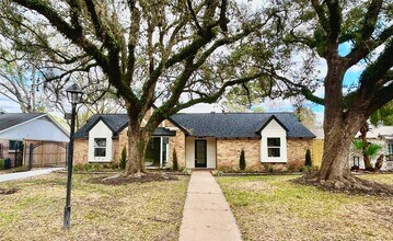Building Photo - 2511 Briarpark Dr