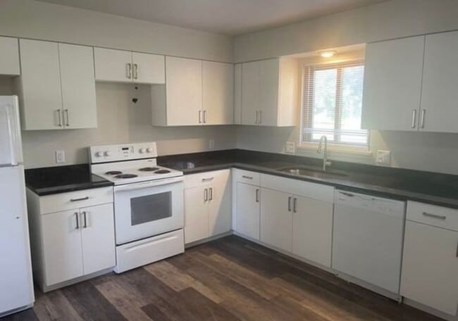 Building Photo - Newly Updated 2-Bedroom Apartment Availabl...