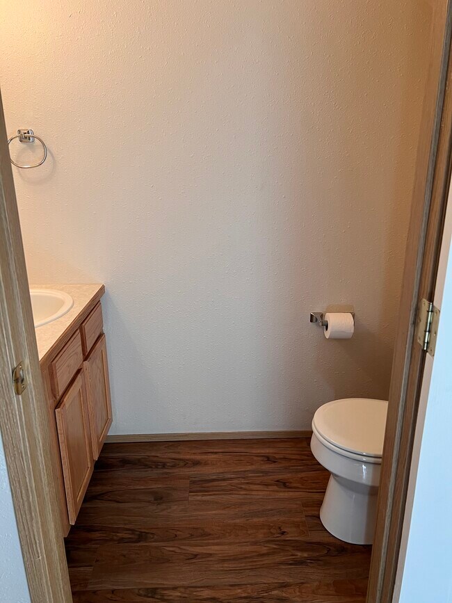 medio baño en la planta baja - 5541 Glenridge Way