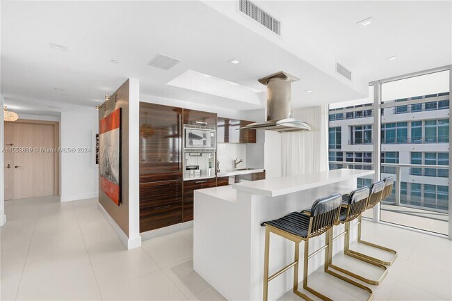 Foto del edificio - 3737 Collins Ave