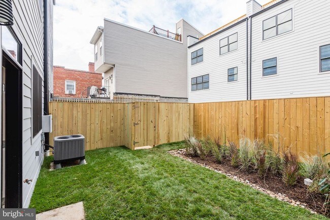 Foto del edificio - 727 Hobart Pl NW